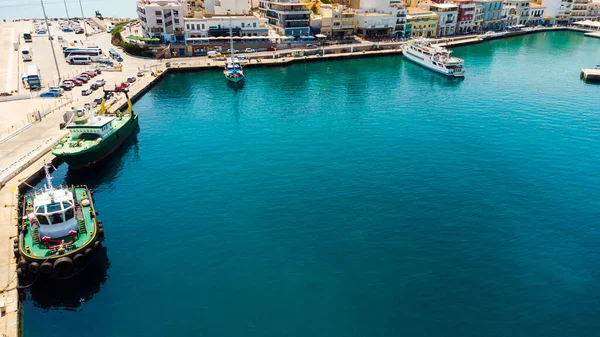 Båtbrygga i Agios Nikolaos, Kreta, Grekland. — Stockfoto