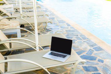 Yüzme havuzunun yanındaki güneş panelinde..