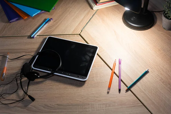 Vista superior del escritorio del estudiante, mesa de trabajo en el hogar del adolescente con el estudio de la tableta de papelería, libros de texto —  Fotos de Stock