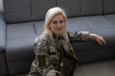 askeri kadın kolları ile geçti