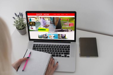 Laptop ekranında online alışveriş sitesi