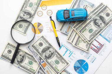 Araba sigortası konsepti. Araba modeli sigorta kâğıdı geçmişi olan parayla yolculuk ediyor.