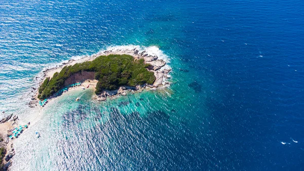 Красивый вид с высоты над островами и морем, Албанская Ривьера — стоковое фото