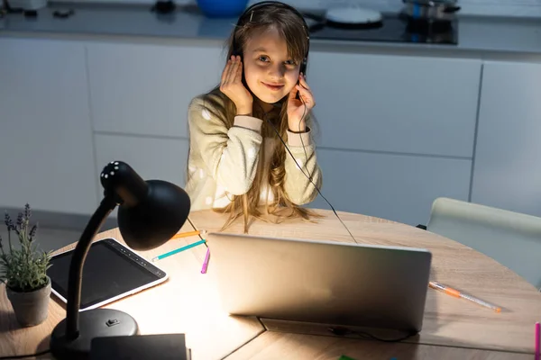 Teen dívka škola žák nosí sluchátka konference volání studovat on-line s dálkovým vychovatelem z domova. Teenage student pomocí notebooku mluvení ve webkameře video chat učení lekce — Stock fotografie