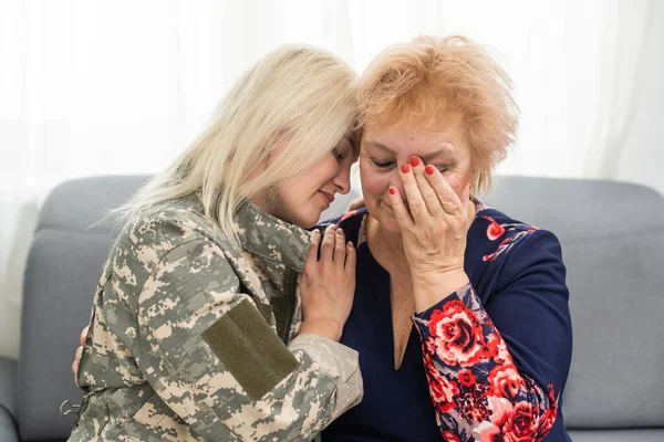 Soldier woman reunited with her mother — Stock Photo, Image