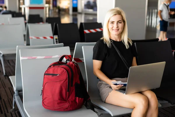 dizüstü bilgisayar kullanan airport adlı genç bir kadın