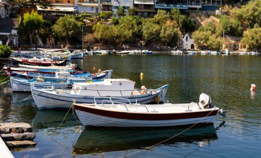 Agios Nicolas, Girit 'in güzel manzaralı limanı
