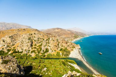 Panorama Preveli Beach Libya deniz, nehir ve palmiye orman, Güney Crete, Yunanistan