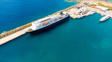 cruise gemi limandan yelken