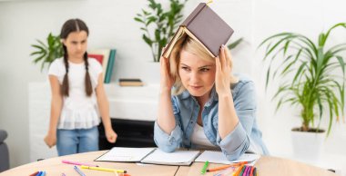 Anne kızı evde birlikte okuyor.