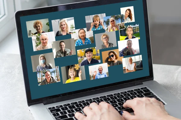 Virtuális találkozó egy baráttal. Egy fickó laptopot használ videohívásra. — Stock Fotó