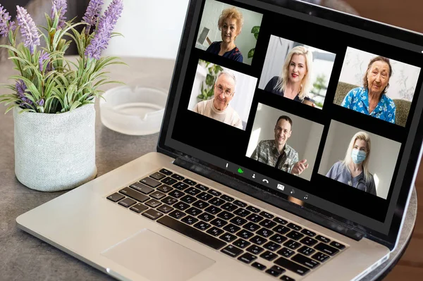 Conférence Zoom. Les partenaires commerciaux communiquent par vidéo à l'aide d'un ordinateur portable. Le gars parle avec ses partenaires d'affaires apparence sur les plans et la stratégie. Travail à distance — Photo