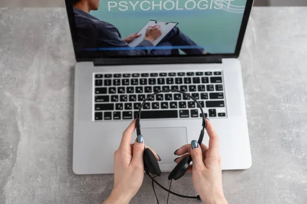 Konsultacja psychologiczna online - człowiek wymienia swoje problemy - komunikuje się z pacjentem za pomocą technologii cyfrowej - sesja zdalnej psychodiagnozy — Zdjęcie stockowe