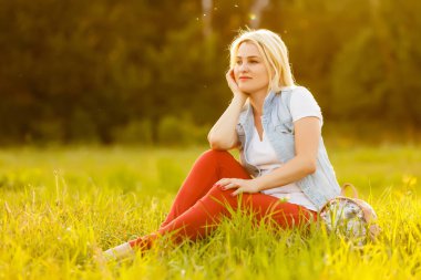 Güzel sarışın kadın parkta yalnız.