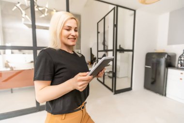 Coronavirus önleme için kendini izole ederken yaşlı bir anneyle video konuşma tabletinden hoşlanan genç bir kadın.