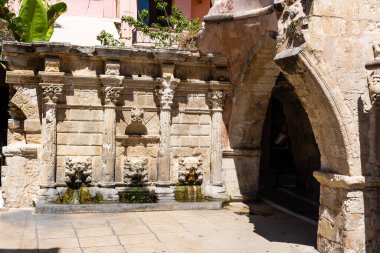 Rethymno Yunanistan Crete. Eski tatil beldesi Rethymno Yunanistan etrafında yürüyün. Mimari ve Akdeniz turistik Girit Adası. Turistik sokakta dar turistik rotalar