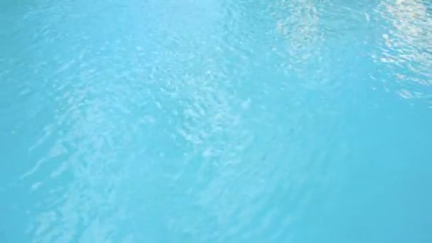 Wasseroberfläche Textur, Zeitlupe sauberen Swimmingpool Wellen und Welle, Brechung des Sonnenlichts von oben Ansicht Textur Meerseite weißen Sand, Sonne scheinen Wasser Hintergrund. Hintergrund der Wasserätzung. — Stockvideo