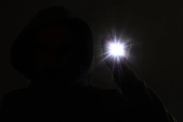 Vermummter Einbrecher. Silhouette von Dieb und Taschenlampe — Stockfoto