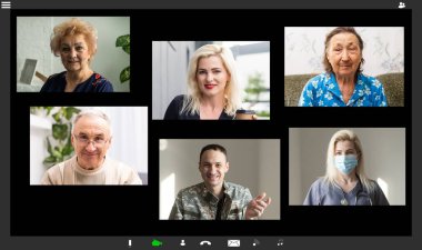 İnternetteki toplantı ve video konferans kullanarak çeşitli kişilerin portrelerini çekiyoruz. Grup video görüntülerinde yer alan çok nesilli aile uzak iletişim kavramı.