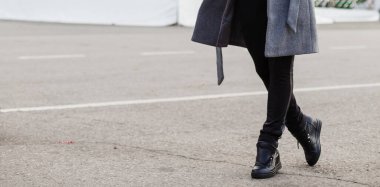 Antik arka plan, kadın bacakları, antik yol ve bavul