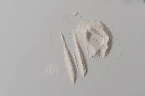 Cocaína u otras drogas ilegales, polvo blanco, jeringa, aislada sobre fondo negro brillante — Foto de Stock