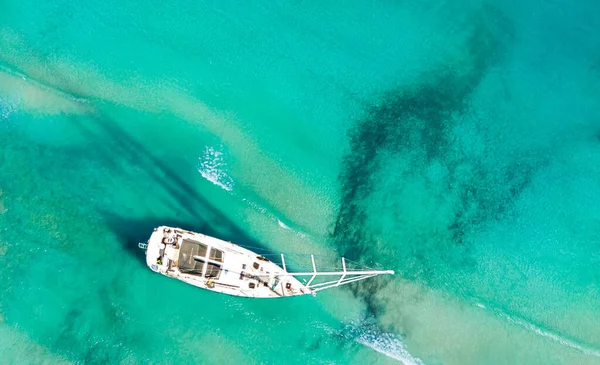 Ondas e iate de vista superior. Fundo de água azul-turquesa da vista superior. A paisagem marinha de verão do ar. Vista superior do drone. Imagem de viagem — Fotografia de Stock