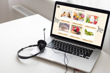 Yemek servisi web sitesi bir dizüstü bilgisayar ekranında. Ofiste öğle yemeği..