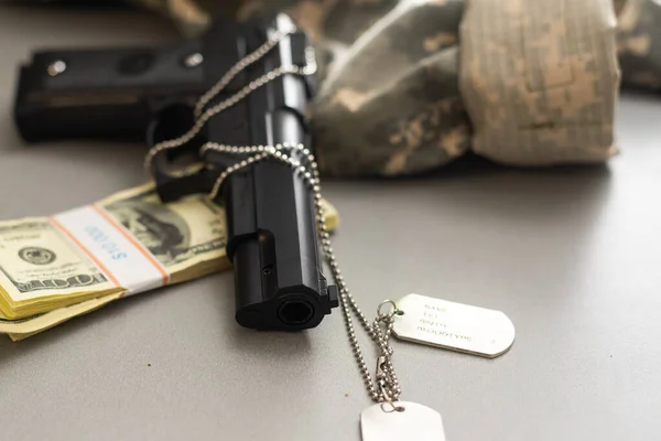 Gun with dogtags. Concept of duty and service in US army forces. Veteran concept — Stock Photo, Image