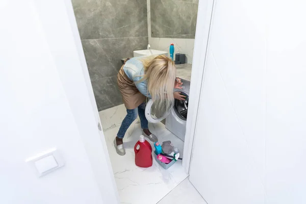 Piękna młoda kobieta sprzątanie łazienki — Zdjęcie stockowe