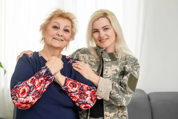 Soldado mulher reunida com sua mãe — Fotografia de Stock