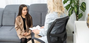 Okul psikoloğu ve 9-10 yıllık kızın iletişim oturumu. Çocuk psikoterapiste deneyimlerini ve çocukların akıl sağlığını anlatıyor..