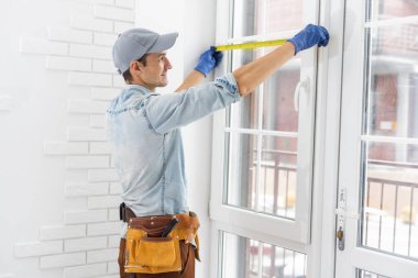 İşçi eve pencere kurup kontrol ediyor