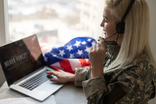 Militaire man met laptop met veteranen dagscherm — Stockfoto