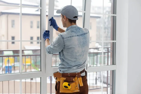 Trabajador de la construcción instalando ventana en casa. Handyman fijando la ventana con destornillador —  Fotos de Stock