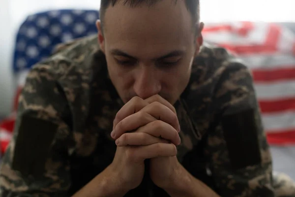 Smutny człowiek z flagą USA w domu. Święto Pamięci — Zdjęcie stockowe
