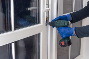 Ustabaşı odaya bir pencere çerçevesi yerleştirir.