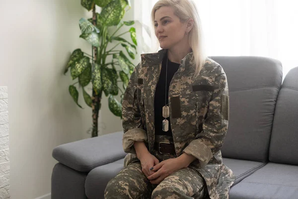 Foto der jungen Frau glücklich positives Lächeln Soldat machen Selfie Uniform — Stockfoto