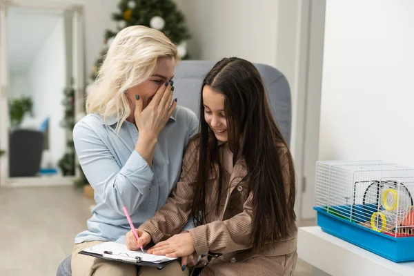 Sesión de comunicación de psicóloga escolar y niña 9, 10 años. Niño le dice al psicoterapeuta sus experiencias, salud mental de los niños . — Foto de Stock