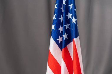Koyu arka plan üzerinde Amerikan bayrağı