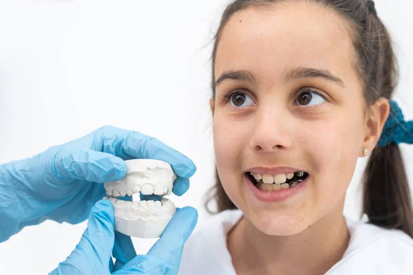 Dziewczynka z gipsowym odlewem zębów i metalowym aparatem na zębach. — Zdjęcie stockowe