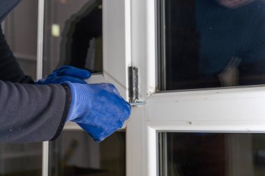 Daireye bir pencere yerleştiriyorum. İşçi tarafından neredeyse birleştirilmiş köşe polivinili