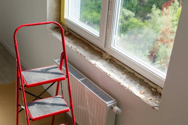 Instalación de ventanas. Espuma de poliuretano en la pendiente de la ventana. Pendientes de ventana de sellado. — Foto de Stock
