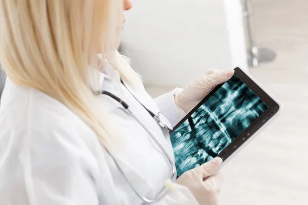 Συζητώντας Θέματα Ακτίνες Του Ασθενή Μια Ψηφιακή Δισκίο Τεχνολογίας Gadget — Φωτογραφία Αρχείου
