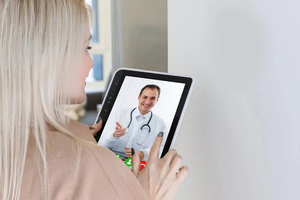 Fjärrläkarkonsultation. Läkare konsultera patienten via webbkonferens om digital tablett, behandling recept på nätet, Njuta av telemedicin, Creative Collage — Stockfoto