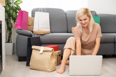 Mutlu kadın evde online alışveriş yapıyor, Kara Cuma.