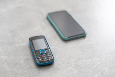 İkinci nesil dijital teknoloji. Akıllı telefon ve eski teknoloji telefonu beyaz arka planda izole edilmiş. akıllı telefon.