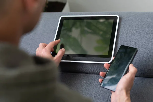 Kafe arka plan üzerinde erkek elinde izole ekranlı dijital tablet bilgisayar — Stok fotoğraf