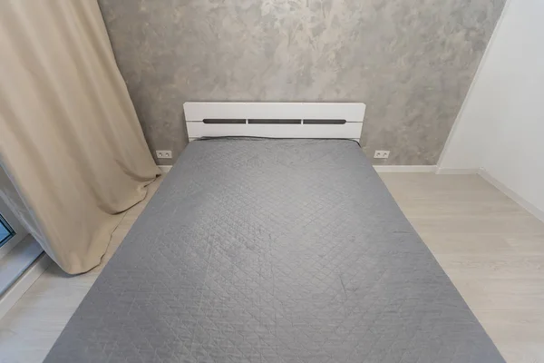 Ágy két párnával. szürke vászon a király méretű ágyon. minimalizmus a szállodában — Stock Fotó