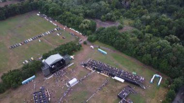 Festival alanı, sahada konser, arka plan ve sahne