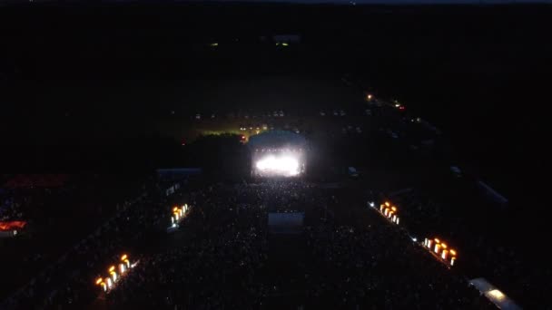 Nachts offenes Konzert auf dem Feld — Stockvideo